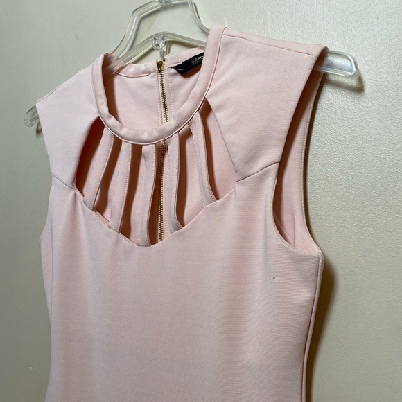 Cut Out Neck Dress Light Pink - Picture 2 of 4